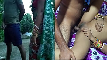 पडोसन भाभी ने घर की छत पर लण्ड हिलाते हुए
