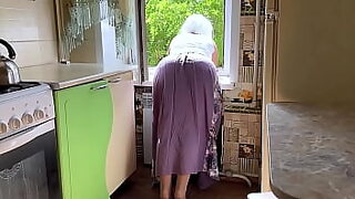 Mature MILF with a big and sexy ass waited for anal sex on the floor.