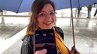 Je contrôle ma chatte en public avec une luxuriante Lovense.