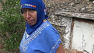 MILF algérienne chaude ayant des relations sexuelles en plein air.