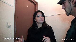 Jeune sublime brunette française infidèle baisée par 2 pervers.