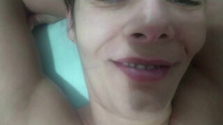Garoto novinho perdendo a virgindade com minha esposa, ele encheu a buceta dela de porra.