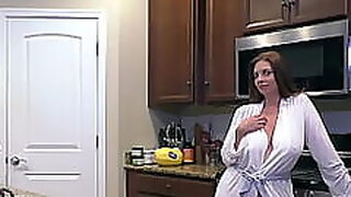 Une belle-mère timide et pulpeuse veut baiser et sortir avec.