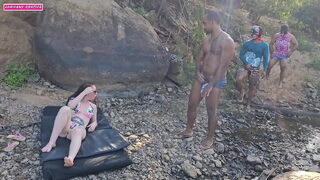 Fugir de casa pra trair meu marido com três mascarados na beira do rio.