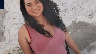 Encuentro a mi vecina en la calle y me la llevo a mi casa para tomarle fotos.