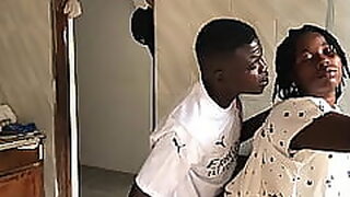 Sexe freestyle en cuisine avec la femme de maison sexy.