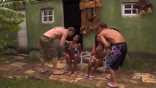Outdoor sex - Zwei geile Frauen im Urlaub gefickt - HD.