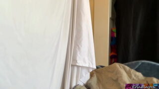 Éjaculer dans la culotte de sa belle-mère l'excite.