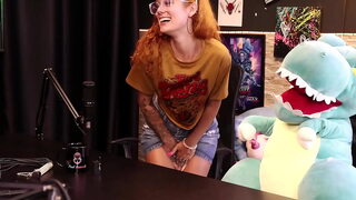 Dissaram que ela não transava, então perguntou quem iria comer a bucetinha gostosa dela, mostrando em seguida - DracaryssG.