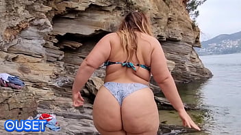 MADRASTRA CON ENORME CULO TIENE SEXO P&Uacute;BLICO EN LA PLAYA