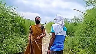गावाकडच्या शेतात माझ्या झवाड्या बायकोला डॉगी स्टाईल झावलो.