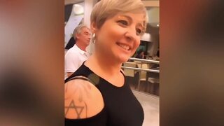 Enquanto eu chupava um, o outro me comeu de quatro. Foi assim que dei para dois ao mesmo tempo - brasileira amadora loira gostosa casada de bunda grande fazendo boquete! - Assista agora o vídeo completo em: onlyfans.com/cassianacosta