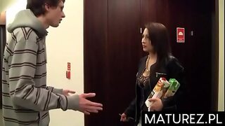 Polskie mamuśki - Gorąca MILF i jej młody wielbiciel.