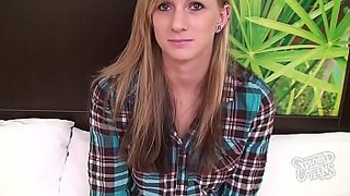 Une toute nouvelle blonde de 18 ans se fait remplir.