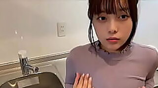 旦那の夕ご飯作ってる時におまんこがムズムズしてきてオナニーした手で料理したら潮が混ざっちゃった...