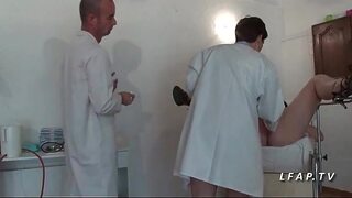 FFM. Cette mature française se fait pétrer le cul chez le gyneco.