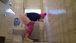Real farts in fancy restaurant bathroom 4K.